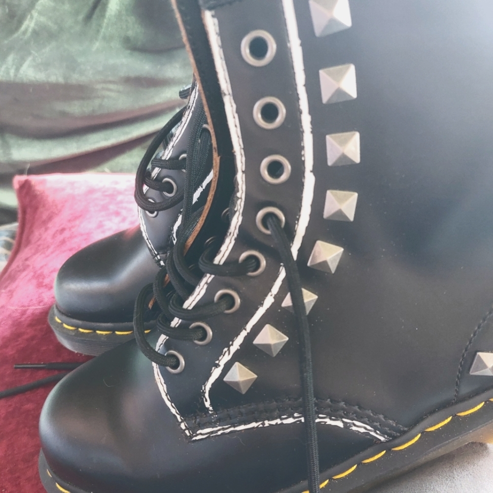 DR MARTENS